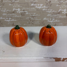 Load image into Gallery viewer, Pumpkin Salt and Pepper Shaker Set