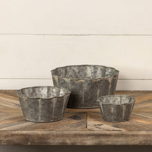 Load image into Gallery viewer, Metal Scalloped Bowls