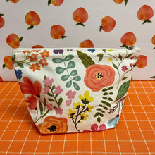 Load image into Gallery viewer, Floral Travel Bag.