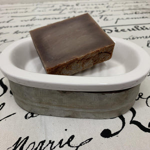 Porcelain and metal soap dish with removable base