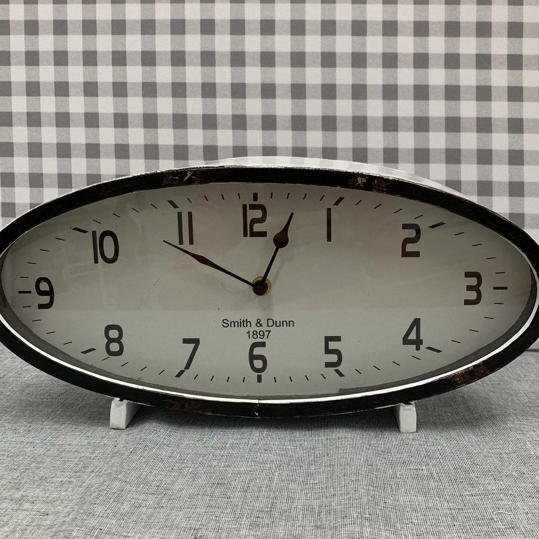 Retro style table clock in white and black